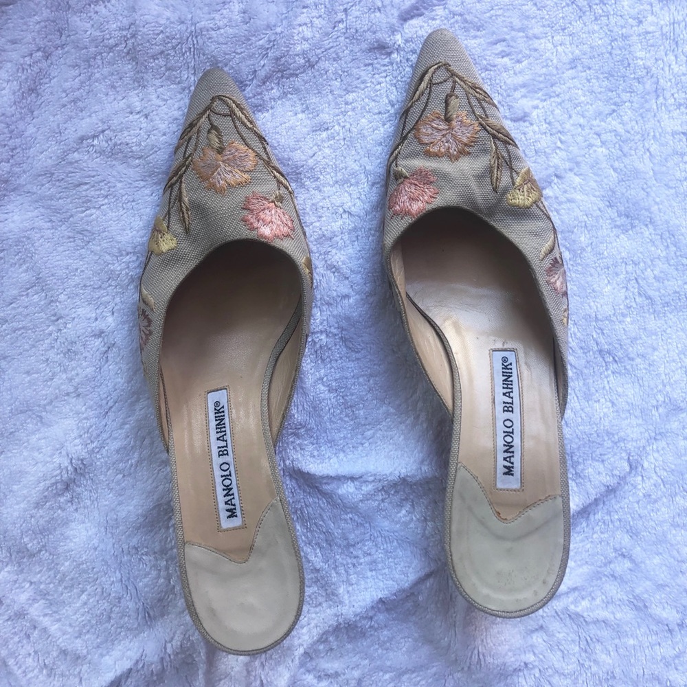 Manolo Blahnik Size 6.5 Embroidered Kitten Heel